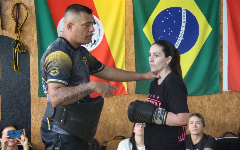 Seminário ofereceu uma aula prática de defesa pessoal, com técnicas simples e aplicáveis no cotidiano