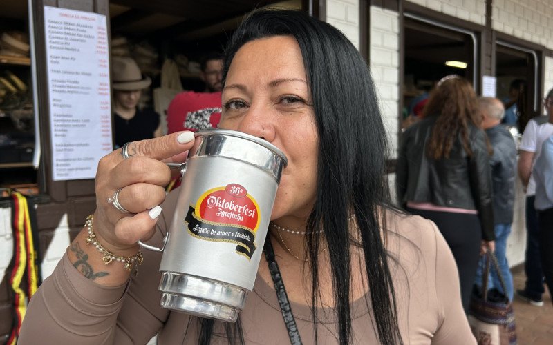 Andréia Neves vê canecão de chope como uma lembrança da Oktoberfest