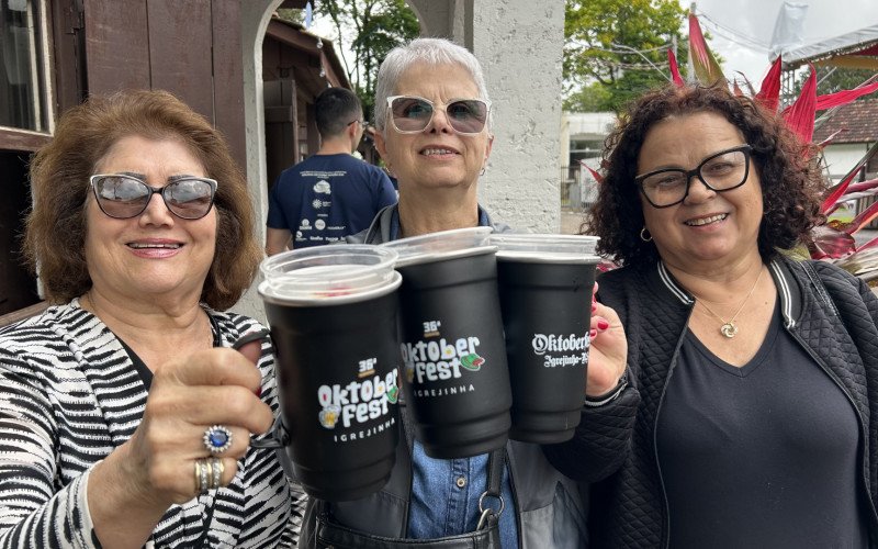 As amigas Maria Lúcia de Freitas, Vilma dos Santos e Carmem Teixeira garantiram assim que chegaram na festa seus canecões