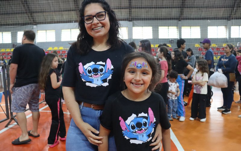 Larissa e a filha Ana Júlia aproveitaram o Campo Bom pra Criança, com roupas, brincadeiras e pintura de rosto.