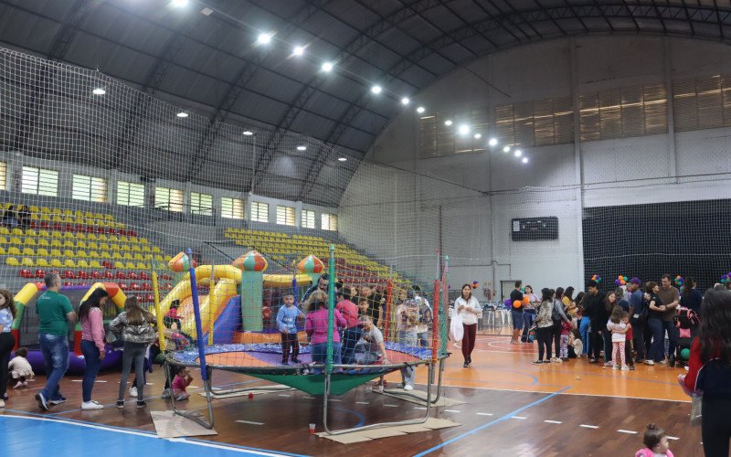 Jogos, brinquedos infláveis e pintura de rosto divertiram a criançada no Campo Bom pra Criança.