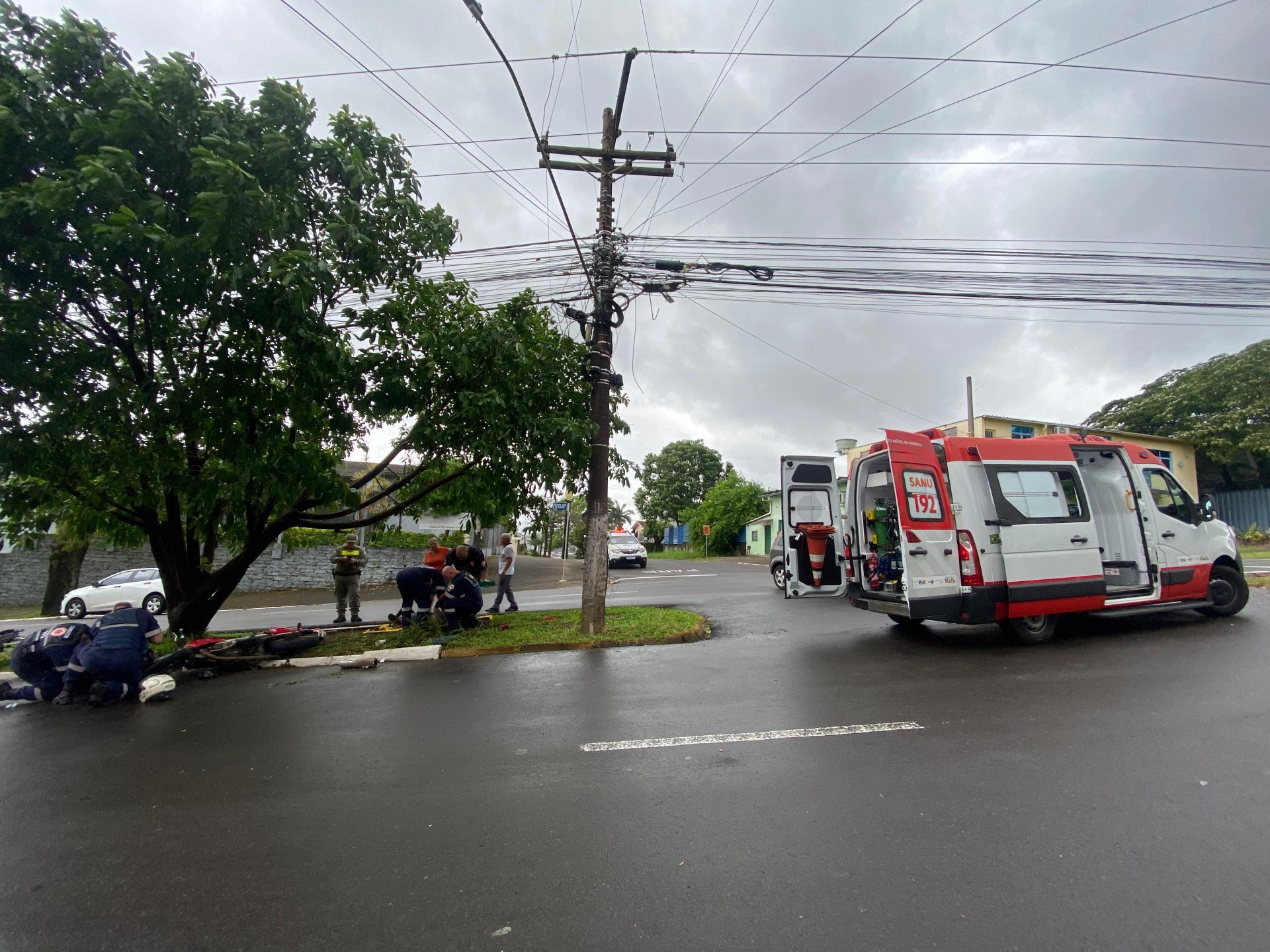 Acidente entre carro e moto deixa duas pessoas feridas em avenida de Novo Hamburgo