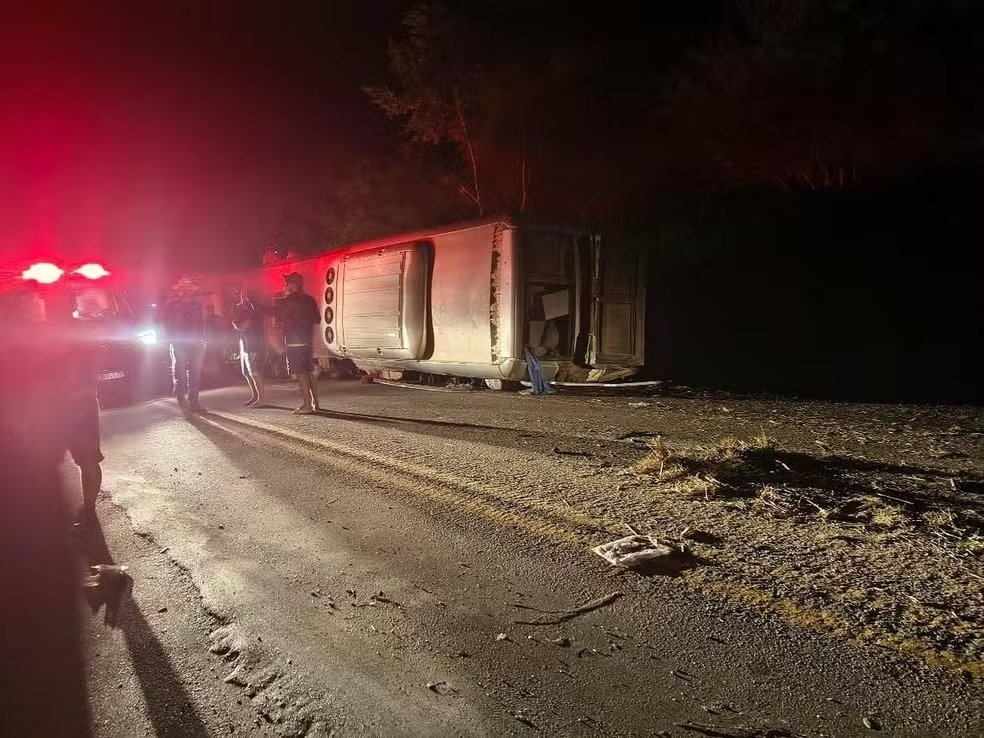 BR-423: Ônibus tomba e deixa ao menos 15 mortos