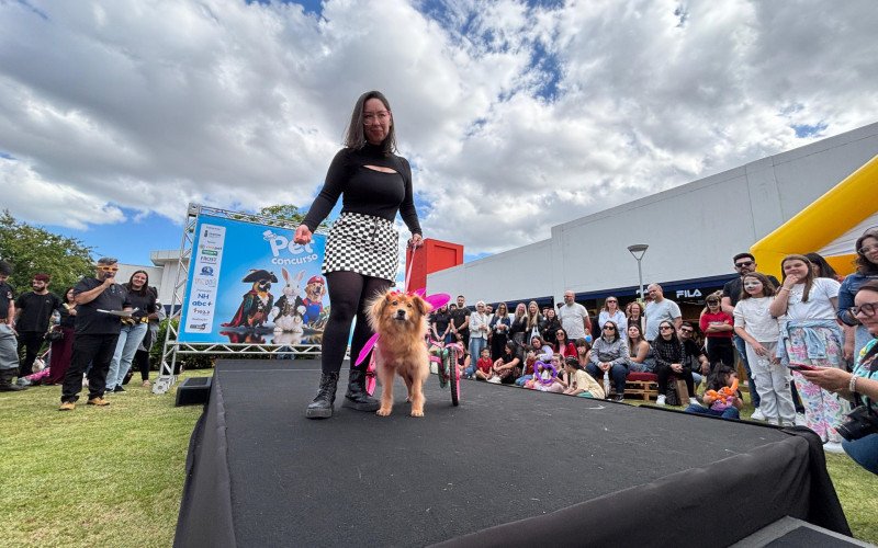 Bruna desfila com a Ruiva, que ficou com o 3º lugar da categoria Cães