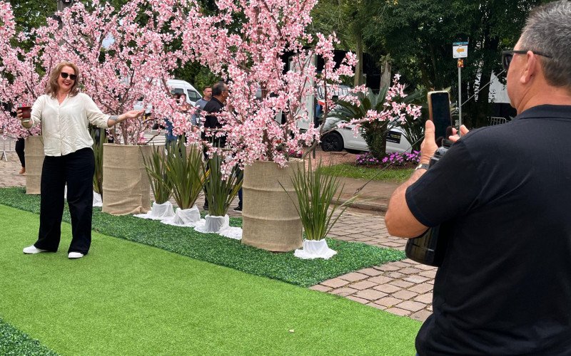 Casal João e Mara aproveitam o cenário colorido da Feira das Flores | abc+