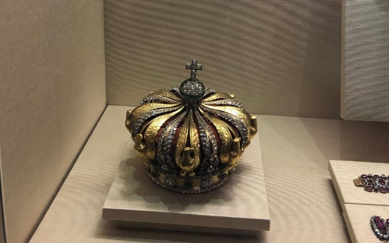 Imagens mostram joias históricas expostas na Galeria de Apolo em 2019, no Museu do Louvre   | abc+