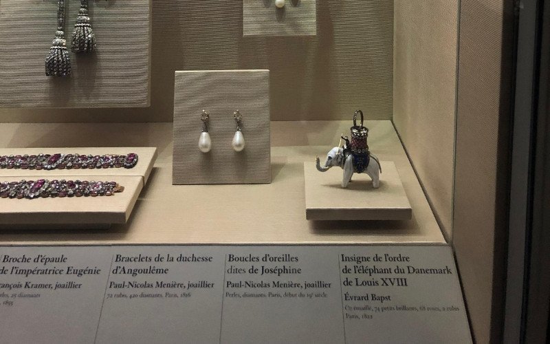 Imagens mostram joias históricas expostas na Galeria de Apolo em 2019, no Museu do Louvre, e que foram levadas pelos criminosos | abc+