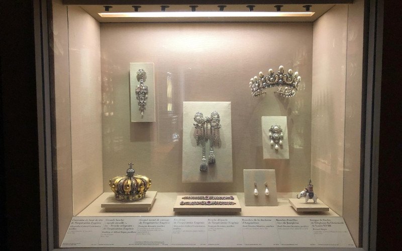 Imagens mostram joias hist&oacute;ricas expostas na Galeria de Apolo em 2019, no Museu do Louvre