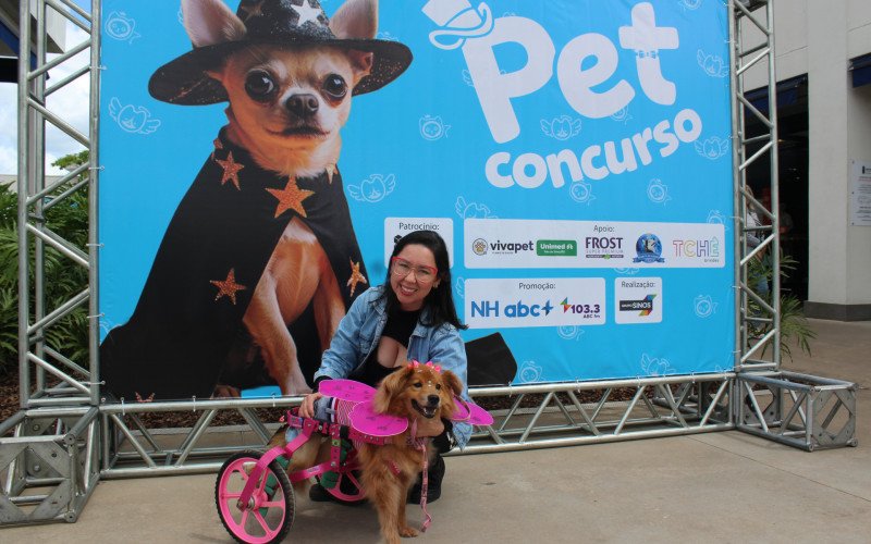 Bruna com a cachorrinha Ruiva, que ficou em 3º lugar