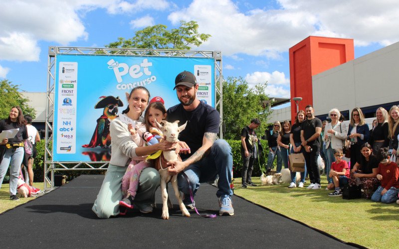 Bito, o cabrito, com sua família no desfile do Pet Concurso