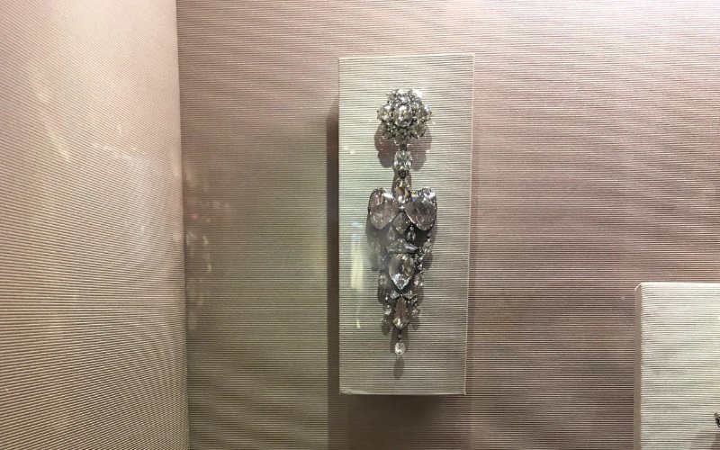Imagens mostram joias hist&oacute;ricas expostas na Galeria de Apolo em 2019, no Museu do Louvre