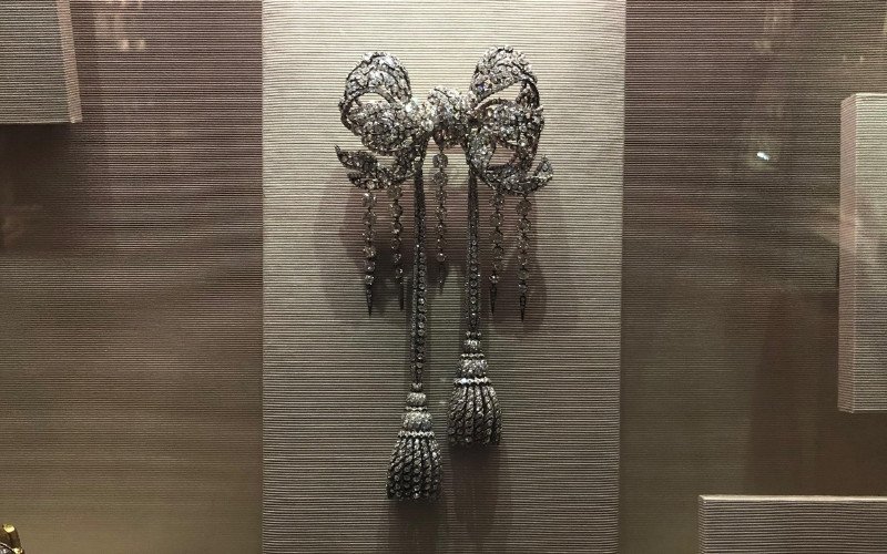 Imagens mostram joias hist&oacute;ricas expostas na Galeria de Apolo em 2019, no Museu do Louvre
