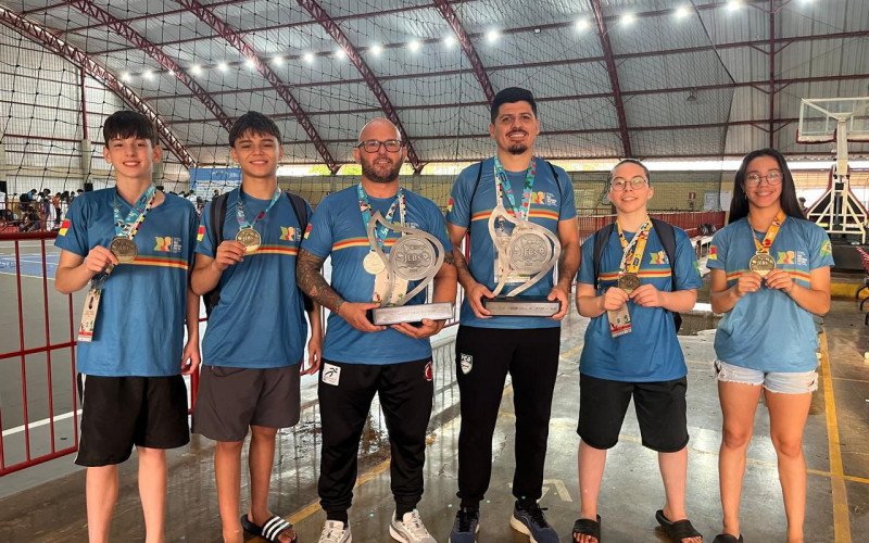 Ao centro, Leandro Holstein e Henrique Granada, com os judocas exibindo suas medalhas | abc+