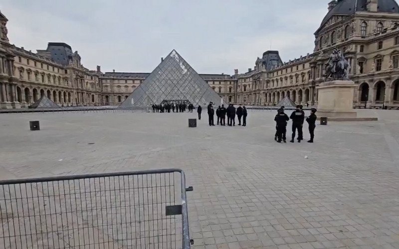 Museu do Louvre é fechado após "grande assalto" | abc+