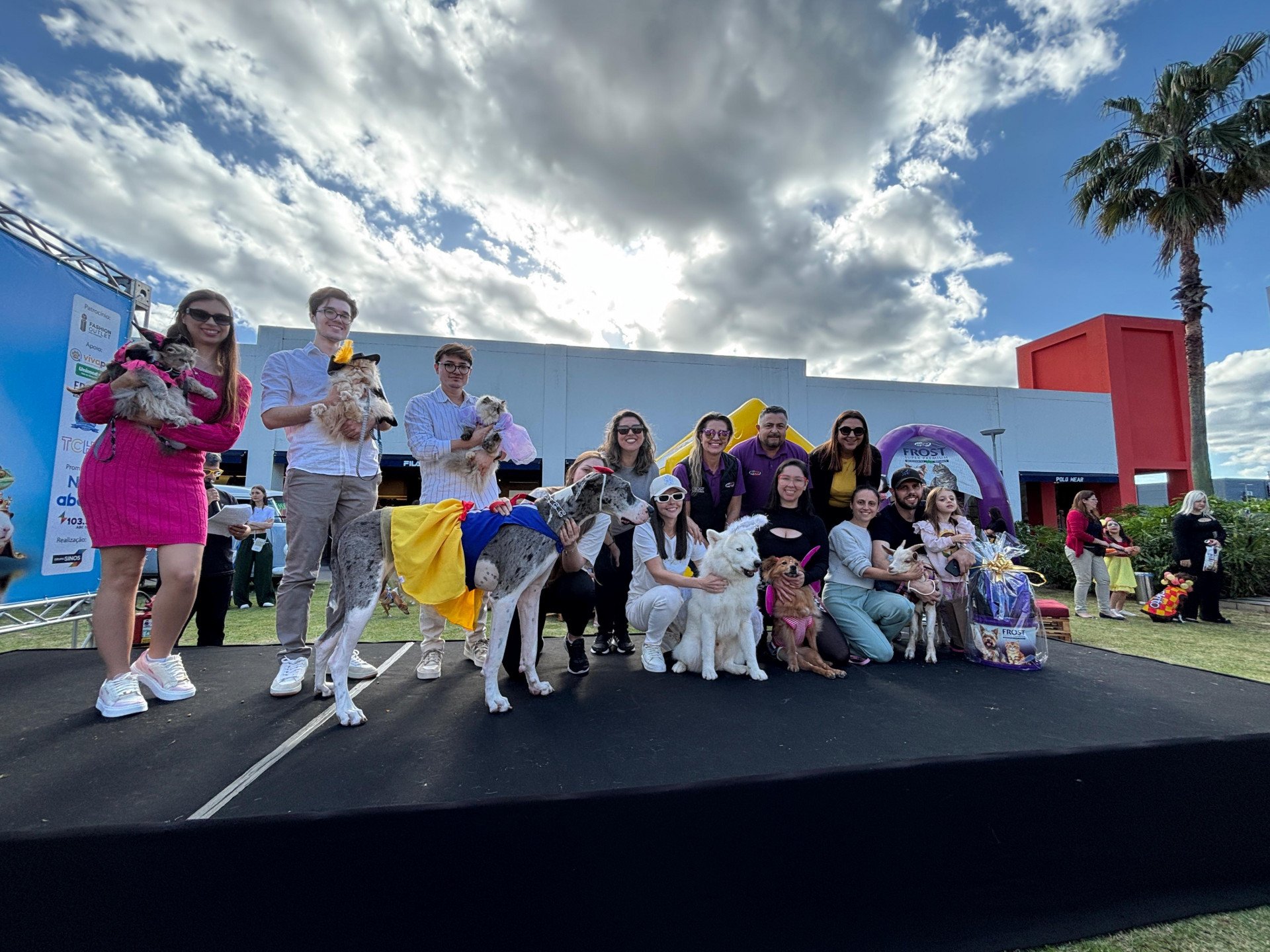 FOTOS: Veja imagens dos pets e tutores que desfilaram no I Fashion Outlet