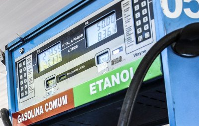 Gasolina mais barata? Governo aumenta etanol para 32%; veja o que muda