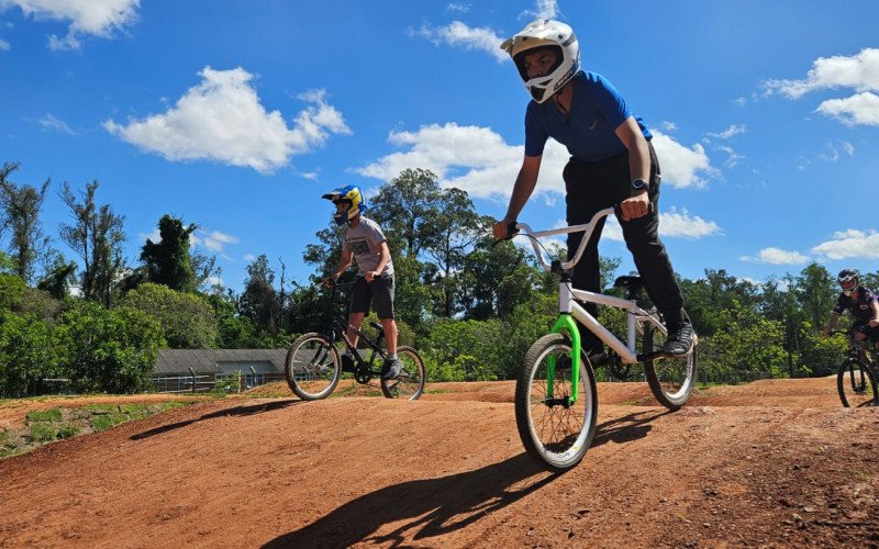 Parque do Trabalhador conta com aulas de bicicross em nova pista do local - Carlos Eduardo (capacete branco)