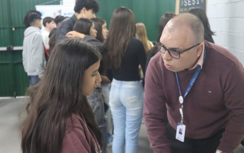 Ação do Emprega Novo Hamburgo contemplou a Emeb Arnaldo Grin nesta segunda-feira. Isabela informou-se sobre os cursos de saúde com o atendente comercial Brian Tetzlaff Oliveira 
