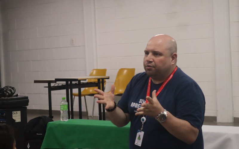 A&ccedil;&atilde;o do Emprega Novo Hamburgo contemplou a Emeb Arnaldo Grin nesta segunda-feira. Os alunos assistiram &agrave; palestra de Patrick Andretti da Silva
