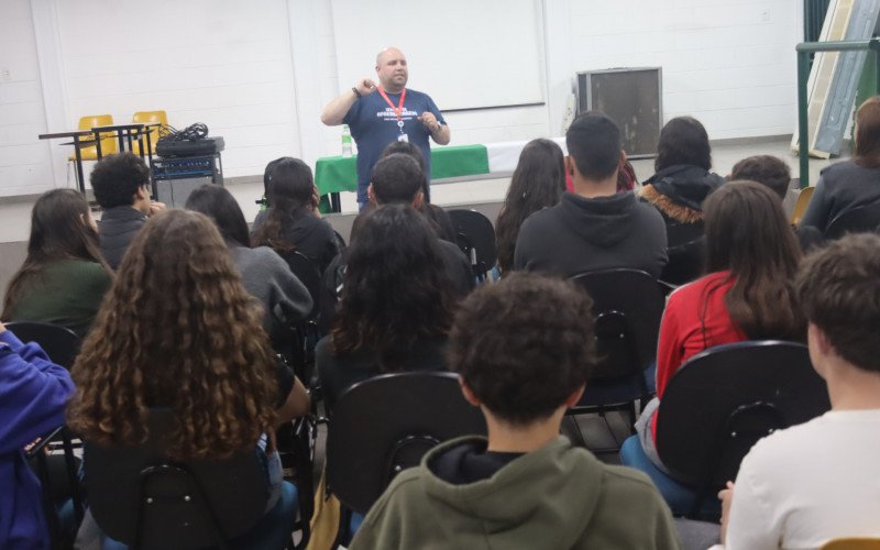 A&ccedil;&atilde;o do Emprega Novo Hamburgo contemplou a Emeb Arnaldo Grin nesta segunda-feira. Os alunos assistiram &agrave; palestra de Patrick Andretti da Silva
