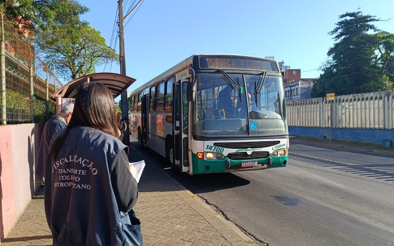 Sob olhares de fiscais da Metroplan, ônibus da empresa Fátima desceram em frente ao Colégio Maria Auxiliadora na manhã desta segunda-feira (20) | abc+