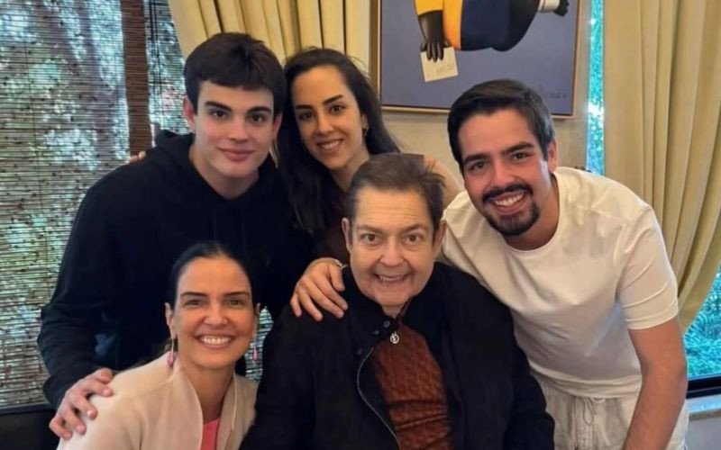 João Silva compartilhou foto com o pai, Fausto Silva, no domingo | abc+