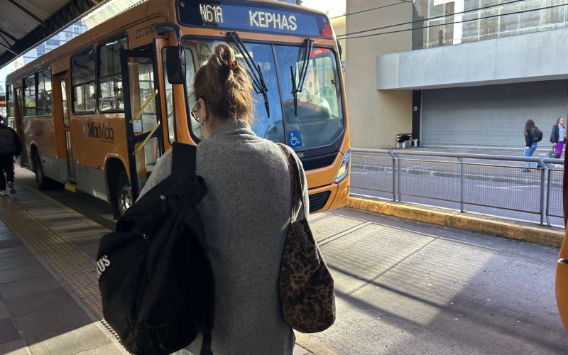 Circulação de ônibus no primeiro horário da manhã no Paradão da Primeiro de Março foi considerado normal pelos passageiros | abc+
