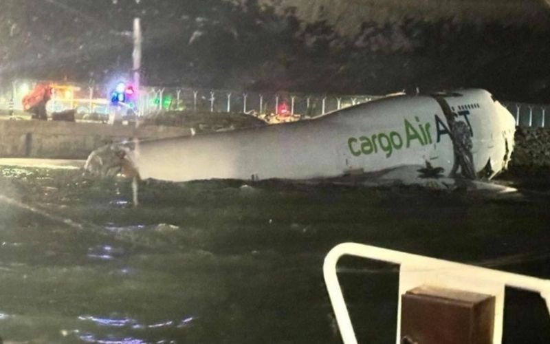 VÍDEO: Avião cargueiro cai no mar durante pouso em aeroporto