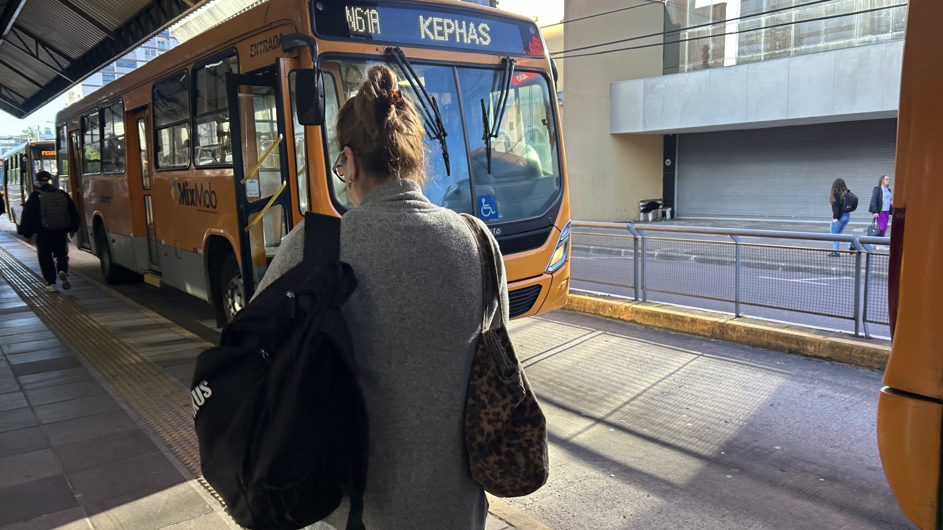 VÍDEO: Usuários de ônibus ainda se adaptam às mudanças no transporte público de Novo Hamburgo