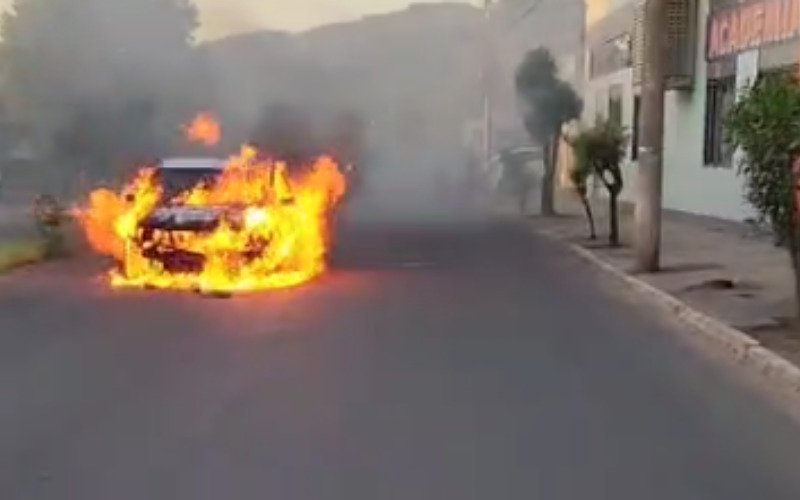 VÍDEO: Carro pega fogo em meio a avenida de Campo Bom