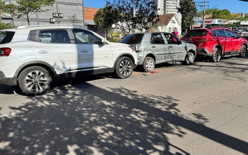 Engavetamento envolve três veículos em avenida movimentada de Novo Hamburgo