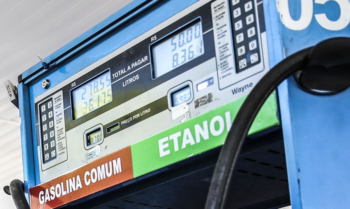 Gasolina mais barata? Governo aumenta etanol para 32%; veja o que muda