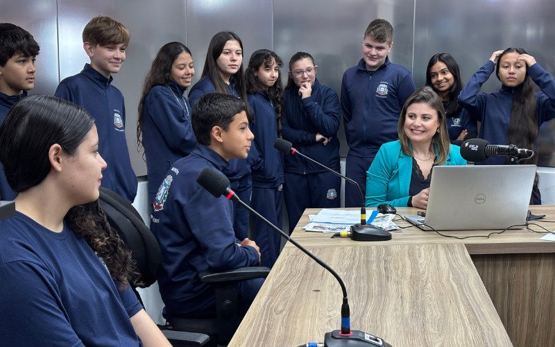 Alunos da EMEF Presidente Vargas de Campo Bom visitam o Grupo Sinos