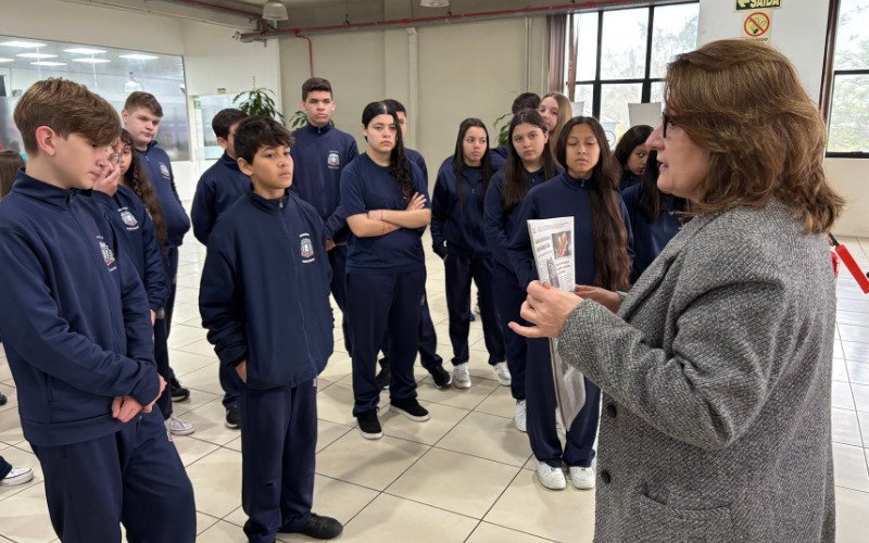 Alunos da EMEF Presidente Vargas de Campo Bom visitam o Grupo Sinos