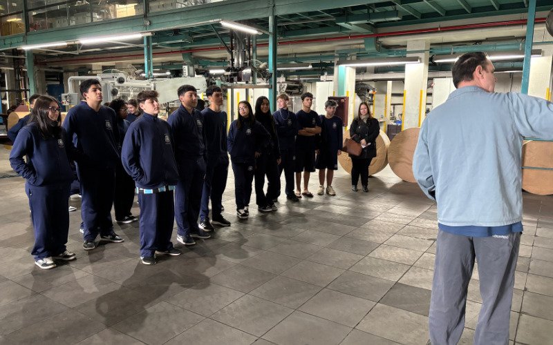 Alunos da EMEF Presidente Vargas de Campo Bom visitam o Grupo Sinos