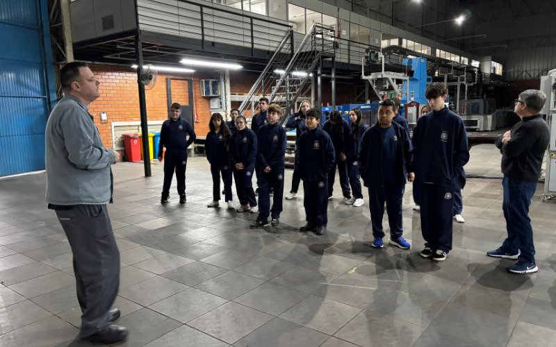 Alunos da EMEF Presidente Vargas de Campo Bom visitam o Grupo Sinos