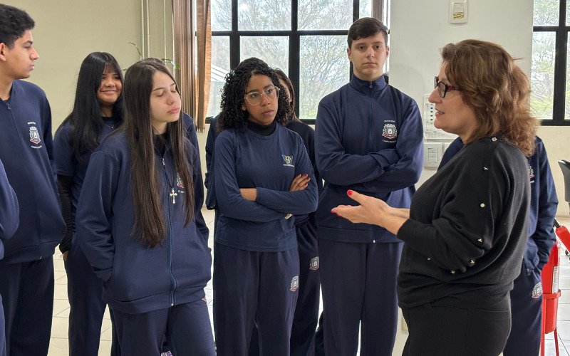 Alunos da EMEF Presidente Vargas de Campo Bom visitam o Grupo Sinos