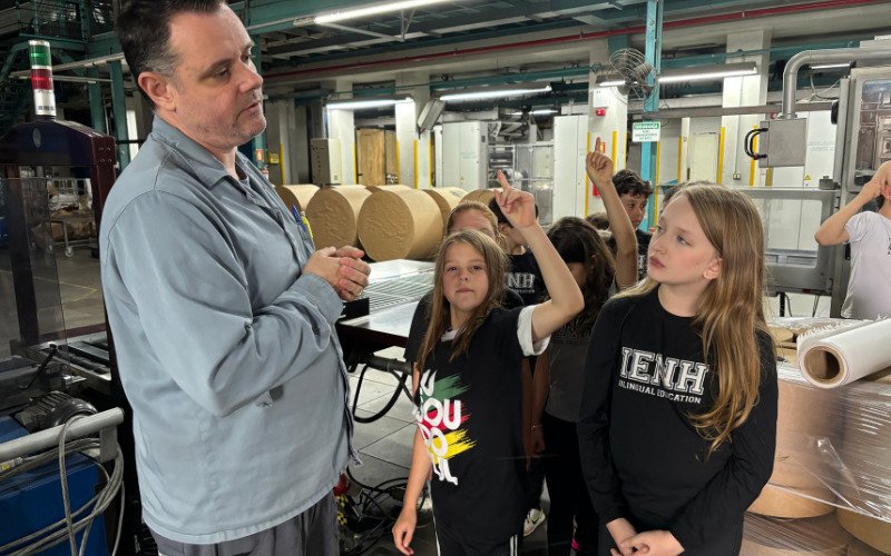 Os alunos do 2º ano, das turmas A, B e C da IENH Osvaldo Cruz, estiveram na sede da empresa para conhecer os bastidores da produção jornalística
