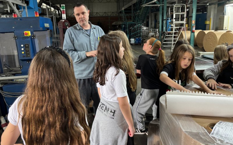 Os alunos do 2º ano, das turmas A, B e C da IENH Osvaldo Cruz, estiveram na sede da empresa para conhecer os bastidores da produção jornalística