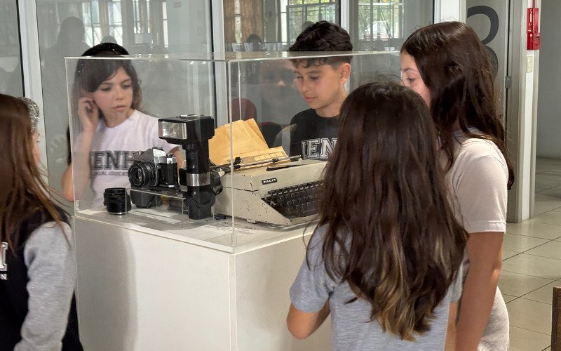 Os alunos do 2º ano, das turmas A, B e C da IENH Osvaldo Cruz, estiveram na sede da empresa para conhecer os bastidores da produção jornalística