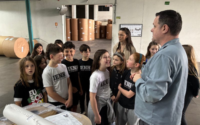 Os alunos do 2º ano, das turmas A, B e C da IENH Osvaldo Cruz, estiveram na sede da empresa para conhecer os bastidores da produção jornalística