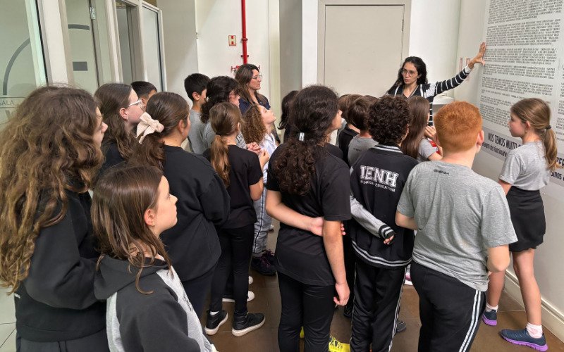 Os alunos do 2º ano, das turmas A, B e C da IENH Osvaldo Cruz, estiveram na sede da empresa para conhecer os bastidores da produção jornalística
