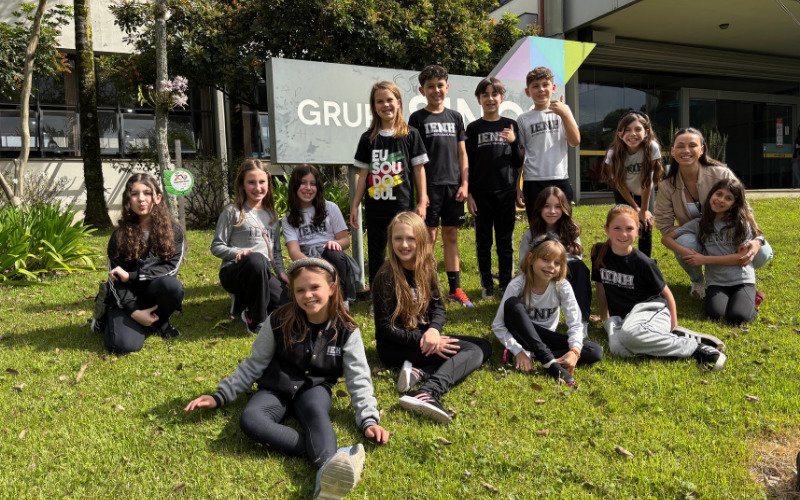 Os alunos do 2º ano, das turmas A, B e C da IENH Osvaldo Cruz, estiveram na sede da empresa para conhecer os bastidores da produção jornalística