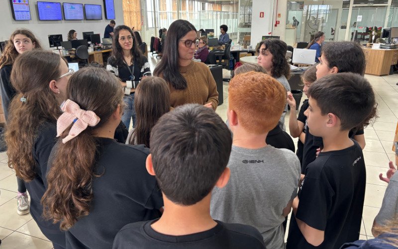 Os alunos do 2º ano, das turmas A, B e C da IENH Osvaldo Cruz, estiveram na sede da empresa para conhecer os bastidores da produção jornalística