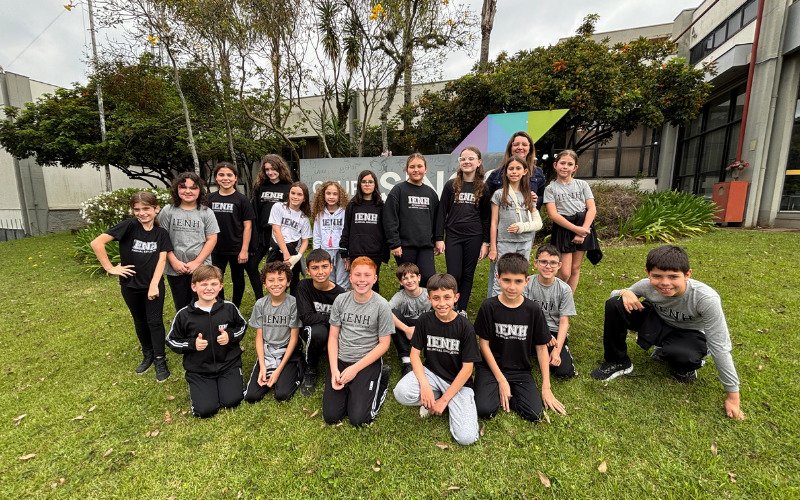 Os alunos do 2º ano, das turmas A, B e C da IENH Osvaldo Cruz, estiveram na sede da empresa para conhecer os bastidores da produção jornalística