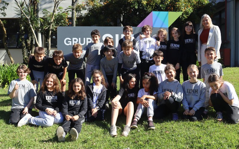 Os alunos do 2º ano, das turmas A, B e C da IENH Osvaldo Cruz, estiveram na sede da empresa para conhecer os bastidores da produção jornalística