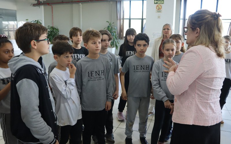 Os alunos do 2º ano, das turmas A, B e C da IENH Osvaldo Cruz, estiveram na sede da empresa para conhecer os bastidores da produção jornalística