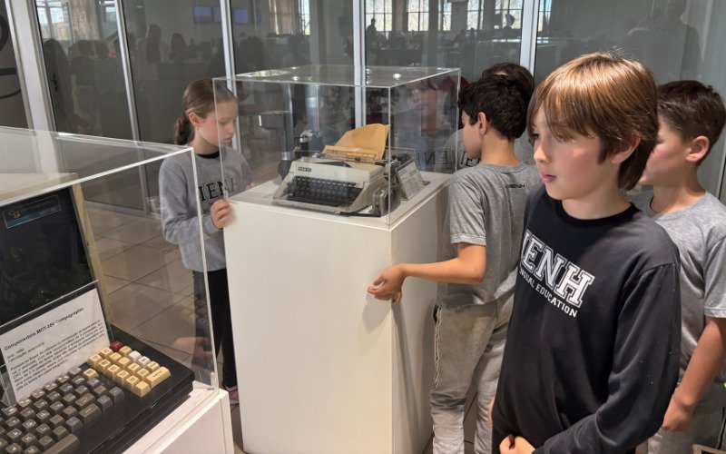 Os alunos do 2º ano, das turmas A, B e C da IENH Osvaldo Cruz, estiveram na sede da empresa para conhecer os bastidores da produção jornalística