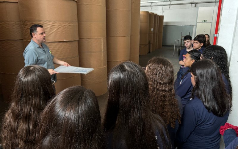 Também participaram das visitas alunos de duas escolas de Campo Bom: a turma do 9º
ano da EMEF CEI e as turmas do 8º ano da EMEF Rui Barbosa