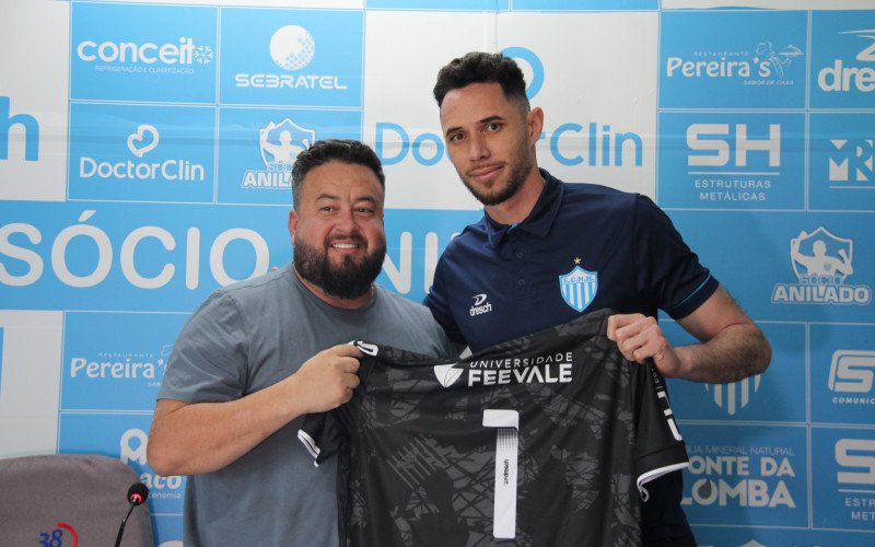 Jerônimo Freitas entrega a nova camisa para Omar, que teve assinou novo contrato com o Novo Hamburgo | abc+